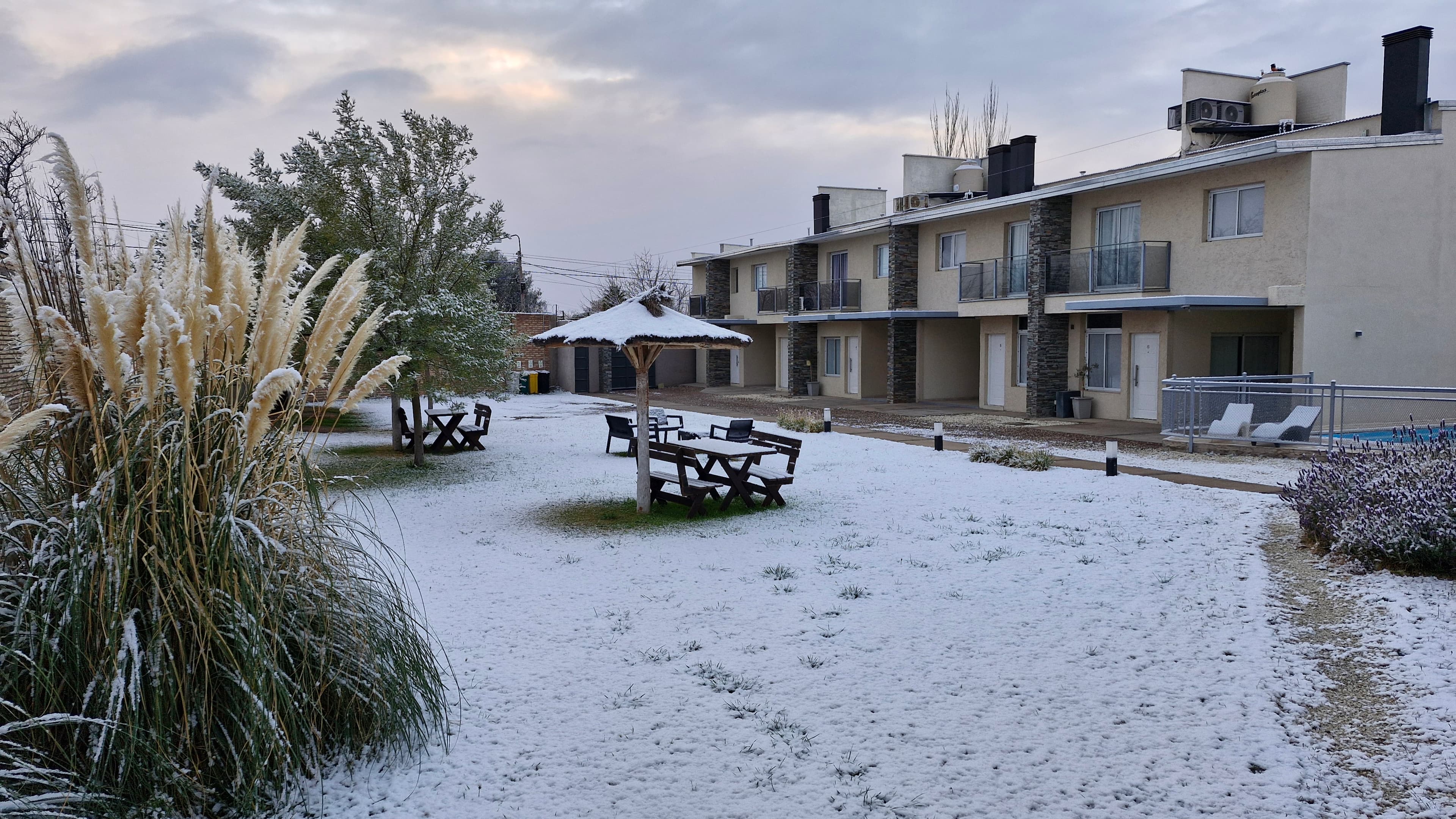 Parque del complejo con nieve